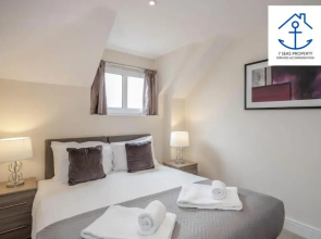 Luxury 1 Bed Snug Central by 7 Seas Property Serviced Accommodation Maidenhead with Parking