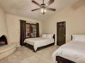 SLS Kathleen Amazing Location with FREE Heated Pool, Spa, Pool Table &