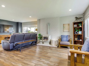 1 Mi to Historic Dtwn: Dog-friendly Everett Home!