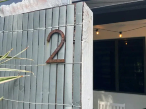 LILY LAMOND, T/House, outdoor shower, 5 min walk to the ocean, Airlie Beach