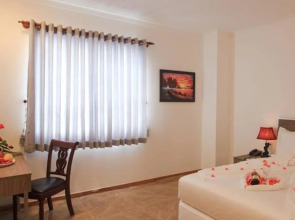 Den Long Do Hotel & Restaurant