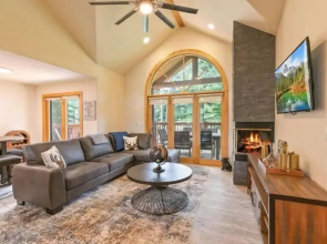 5 Bedroom Luxury Townhome Near Snowflake Lift in Breckenridge - Walk to Lift!