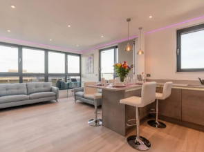 Central Penthouse with Hot Tub & Views 22