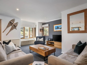 Lhotsky 1 Bedroom apartment with secluded outlook and onsite parking