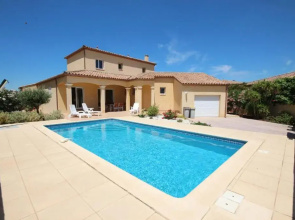 Superbe villa climatisée clôturée, WIFI, 3 km de la mer, 4 belles chambres, piscine privée sur les hauteurs du village LXTOU21