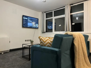 Stylish City Centre Apt- 25 Off Monthly Stays!