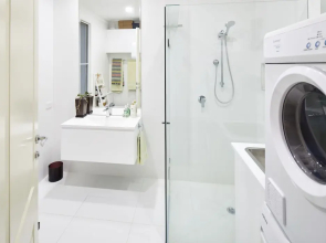 Eclectic 2 Bed & 2 Bath in Armadale with Parking