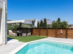 Villa Chnaris - Private Pool and Sauna