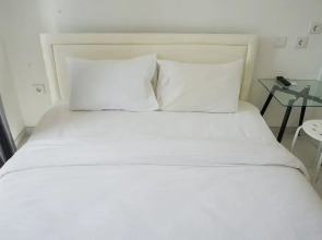 Elegant and Homey Studio at Sky House BSD Apartment