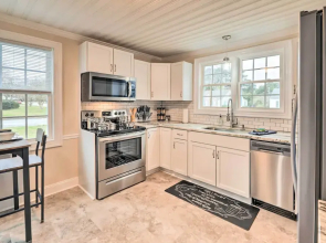 New Bern Retreat w/ Fire Pit ~ 1 Mi to Dtwn!