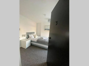 Contemporary 2 Floor Flat with Sea Views!