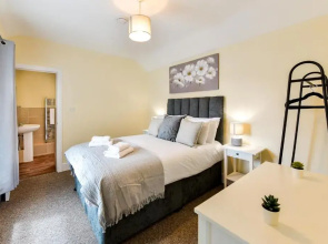 Beautiful Four Bedroom House in Swansea