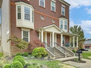 1 Mi to Dtwn Cincinnati: Spacious Townhome w/ Deck