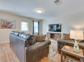 Sunny Universal City Home ~ 18 Mi to San Antonio!