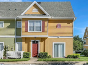 4 Bedroom Townhouse, Resort, 15 Mins to Disney, Themed Rooms perfect for Kids