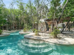 Spacious Loft w Garden View Pool Jacuzzi GYM