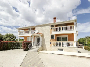 Elegant Apartment in Banjole near Fratarski Otok Island