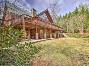 Lake Hartwell Lodge w/ Dock, Theater + Hot Tub!