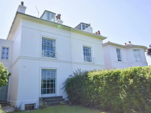 Arden Villa Sleeps 8 Moments From the Golden Sandy Beach of Ryde