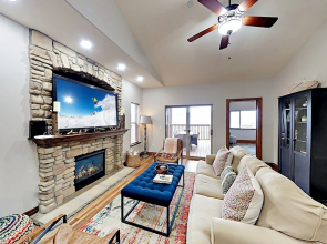 Big Townhome W/ Hot Tub, Views, 3 Living Rooms 5 Bedroom Townhouse