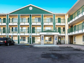 HomeTowne Studios By Red Roof Colorado Springs - Airport