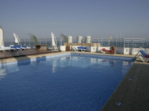 Mackenzie Beach Hotel & Apartments