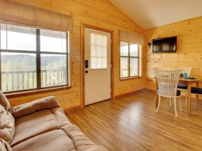 Close to River & Hiking: Cabin in Mountain View
