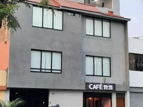 Av. Carlos Valderrama 690