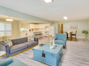 Charming Omaha Getaway - 3 Mi to Baxter Arena!