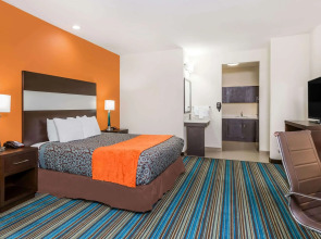 Days Inn & Suites by Wyndham Katy