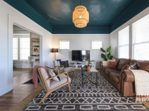 Restored 1930s Uptown Bungalow 2 min to Magnolia Silos