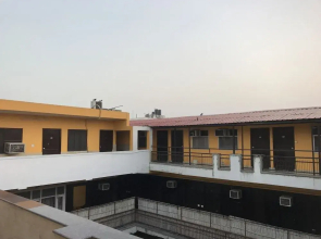 Oyo 27864 Hotel Samrat