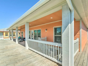 Walk to Shore: Coastal Escape in Crystal Beach!