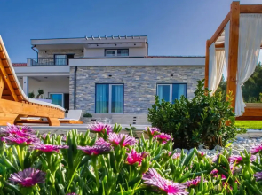 Villa With Private Pool and Garden