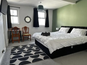 Family Friendly One Bedroom Apartment w King Bed