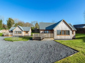 Kestrel Lodge 7 with Hot Tub