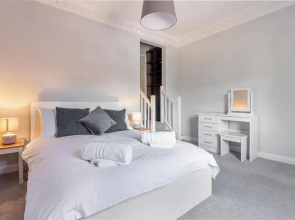 Modern 2 Bedroom Apartment with Free Parking!
