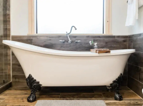Brand New! Love On The Weekend! 3 Bdrm, 3 and a half Bth, Hot Tub, 2 Fireplaces