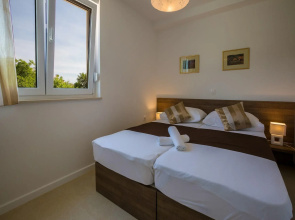 Comfortable villa apartment with swimming pool and sea view !