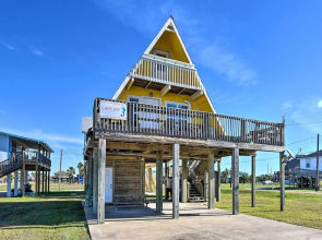2 Blocks to Surfside Beach: A-frame Home w/ Deck