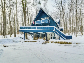 2 Mi to Schuss Mountain: Cozy Cabin w/ Deck