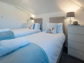 Elegant 2BR Broadstairs Coastal Escape by Adliv