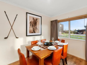 The Purple House - Ohakune Holiday Home with Spa Pool