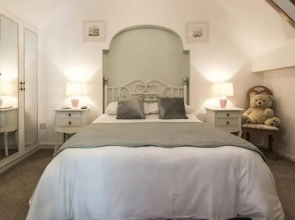 Beautiful apartment with private pool near Tenby