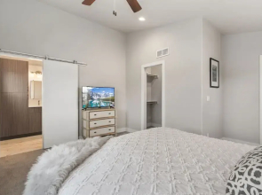 Elegant Oasis - Fireplaces, King Beds, Mtn Views!