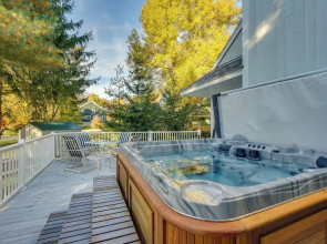 Cozy Getaway: Private Hot Tub, Near Skiing!