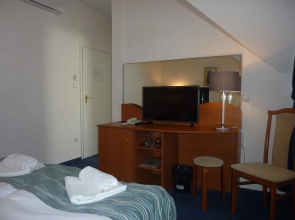 Zsanett Hotel