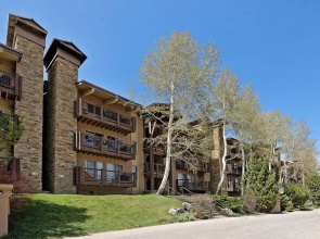 Snowmass 2BR Loft Retreat Deck, Fireplace & Views - 21E