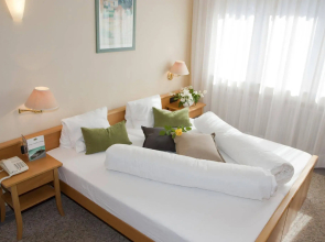 Flora Hotel & Suites