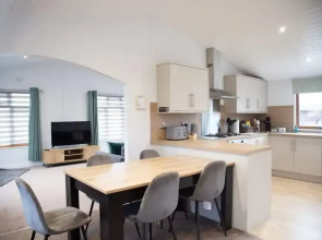 Stunning 3 Bedroom Lodge With Hot Tub in York